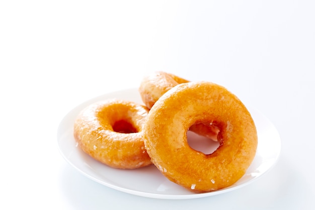 Donut aislado en un plato blanco