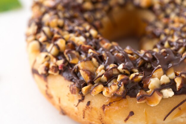 Donut almendra sobre fondo blanco