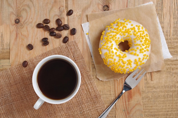 Donut amarillo y café.