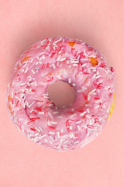 Donut auf rosa Hintergrund