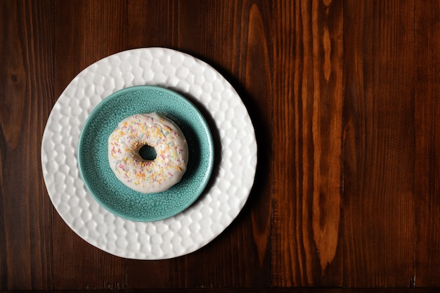 Donut auf Teller, süßes Essen Hintergrund, Platz für Kopie