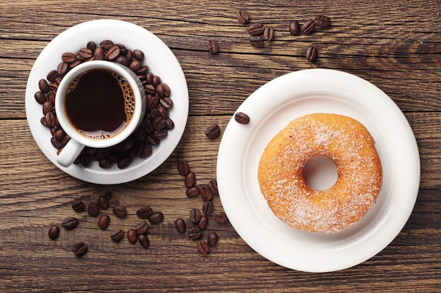 Donut con azúcar y taza de café