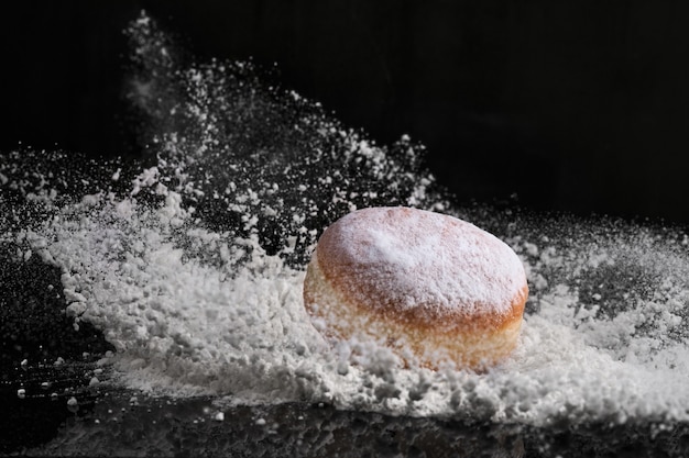 Donut berlinense com geleia recheada cai na farinha