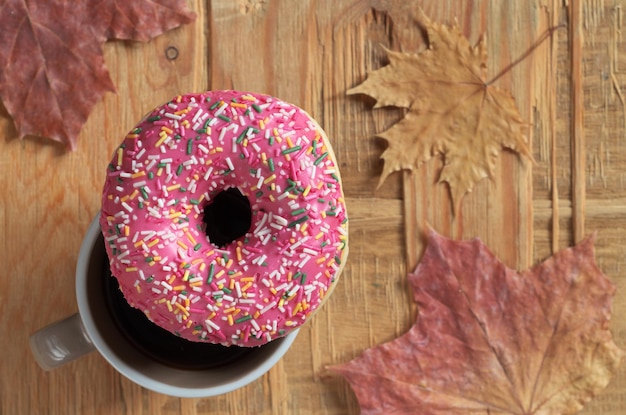 Donut café y hojas de otoño