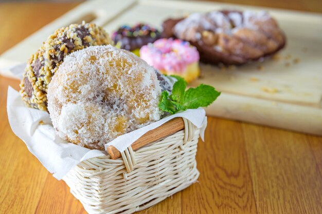 donut en una canasta de mimbre