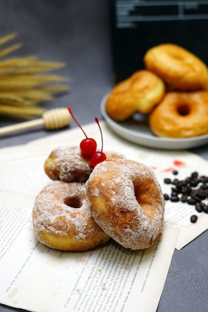 Donut con cereza en la parte superior