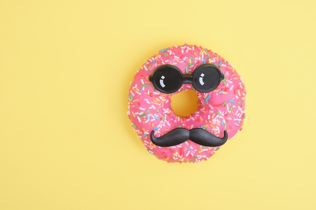 Donut con chispitas y glaseado rosa