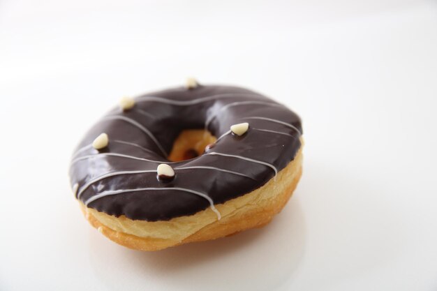 Donut de chocolate aislado en fondo blanco.