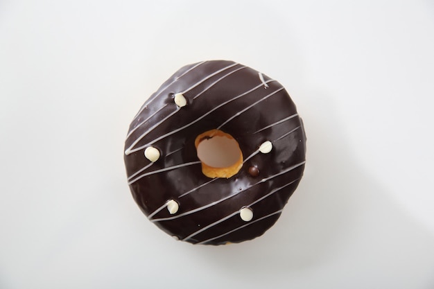 Donut de chocolate aislado en fondo blanco.