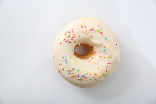 Donut de chocolate blanco aislado en fondo blanco.