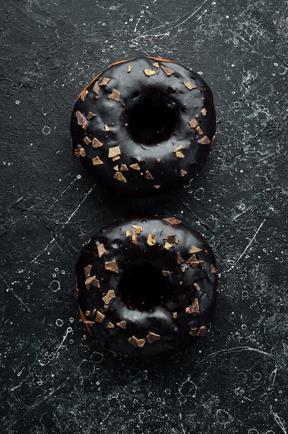 Donut de chocolate dulce en la mesa pasteles dulces vista de arriba