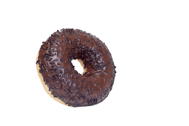 Donut de chocolate sobre fondo blanco.