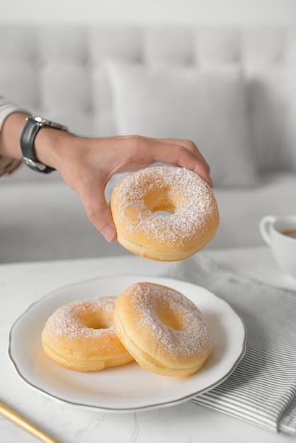 Donut clásico. Desayuno matutino en la mesa de la sala de estar en casa.