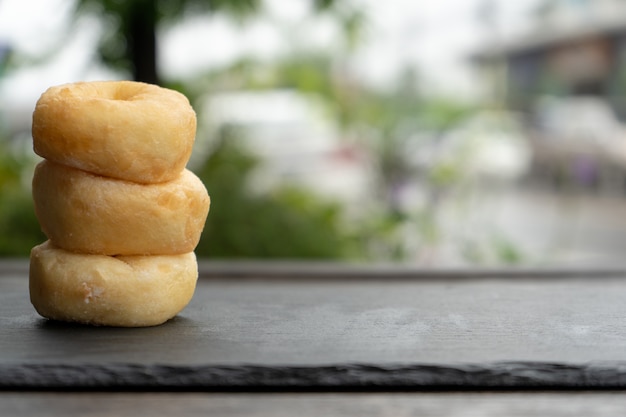 donut clásico en el fondo de madera.