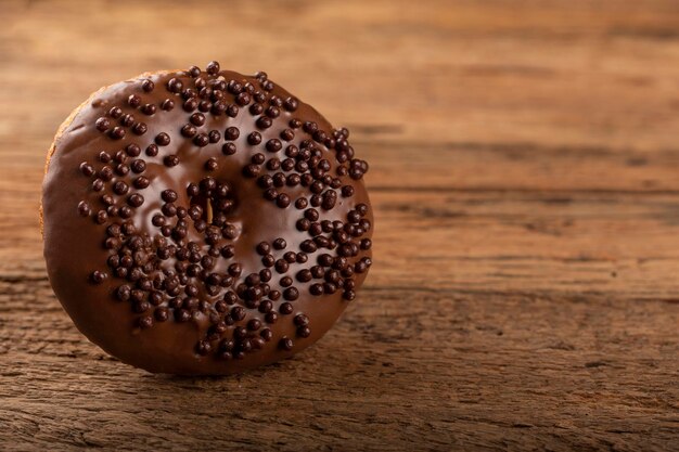 Foto donut colorido delicioso en la mesa