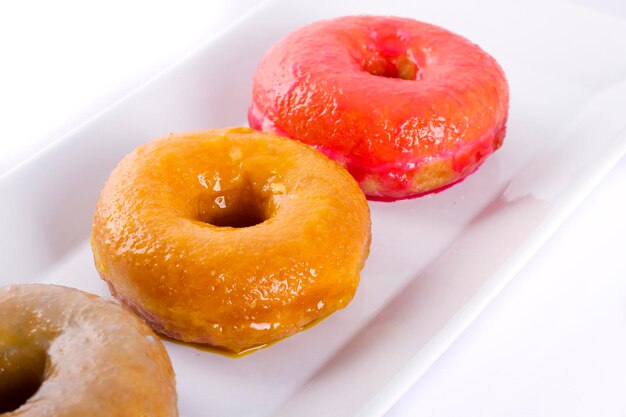 Donut colorido en un plato