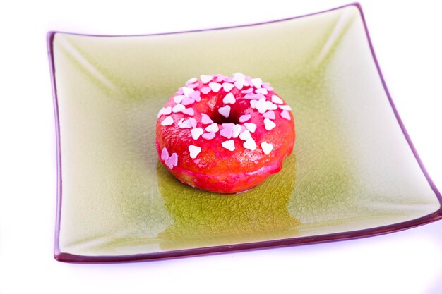 Donut colorido en un plato