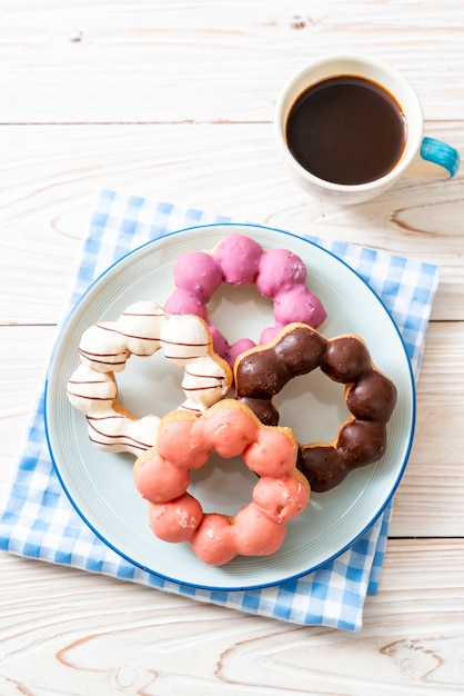 donut com café preto