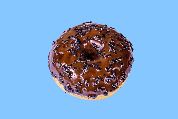 Donut com cobertura de chocolate no topo isolado em um fundo azul