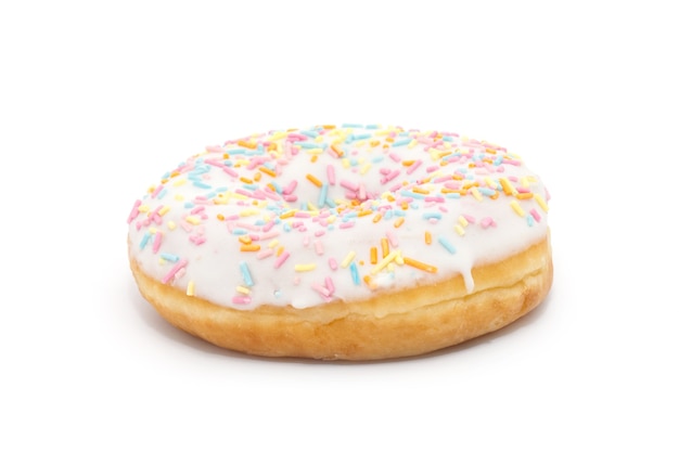 Donut com granulado isolado no branco