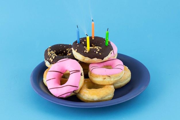 donut de cumpleaños en la mesa azul