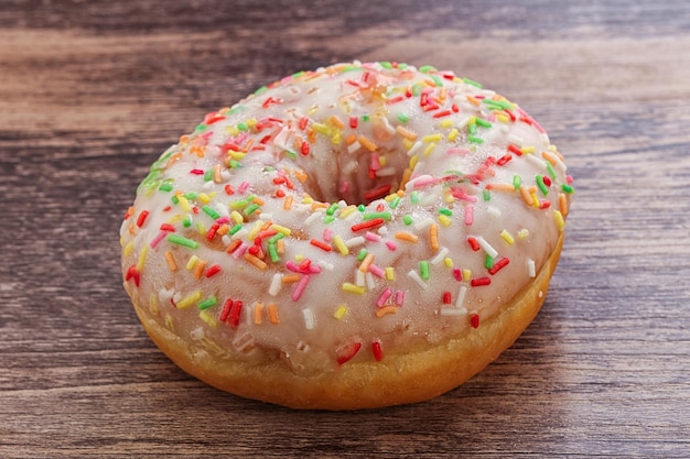 Donut de baunilha com glasura doce com sobremesa de glasura