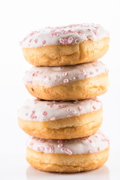 Donut de chocolate branco ou torre de dougnut em fundo branco