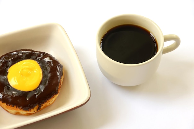 Donut de chocolate com café isolado no fundo branco