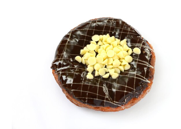 Donut de chocolate isolado no fundo branco xaxa