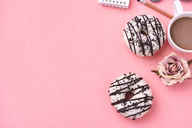 Foto donut de espaço com café em fundo rosa