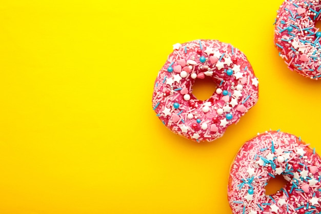 Donut de framboesa com cobertura em um amarelo