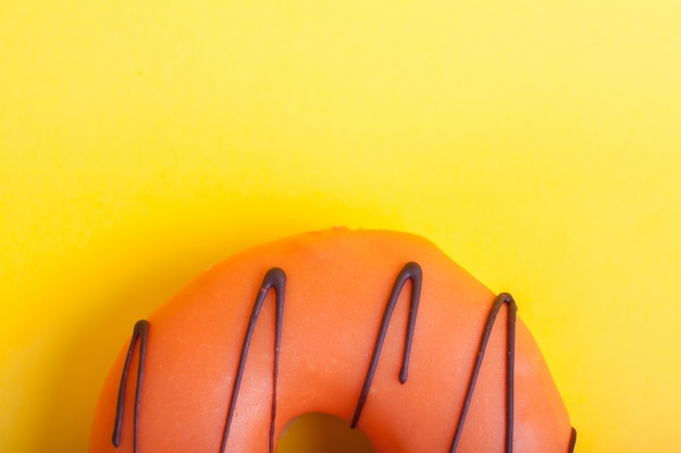 Donut de laranja com cobertura.