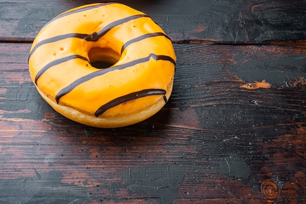 Donut de laranja fresco, na velha mesa de madeira escura