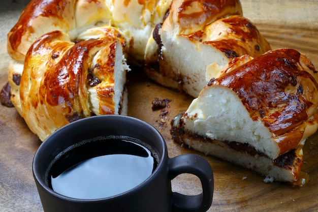 Donut de padaria com bolo e café