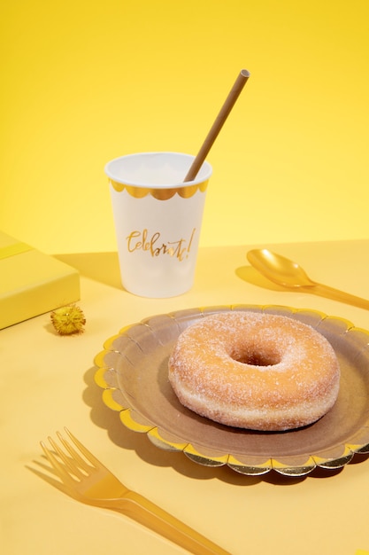 Foto donut delicioso de alto ángulo en un plato