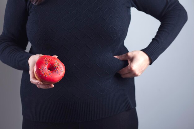 Donut der fetten Frau Hand