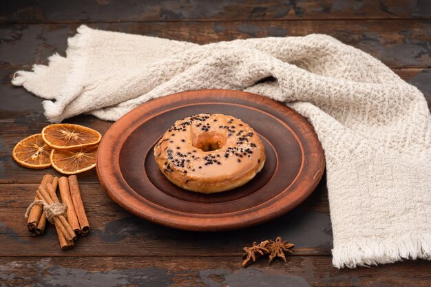 Donut Donut mit Streuseln auf einem hölzernen Hintergrund