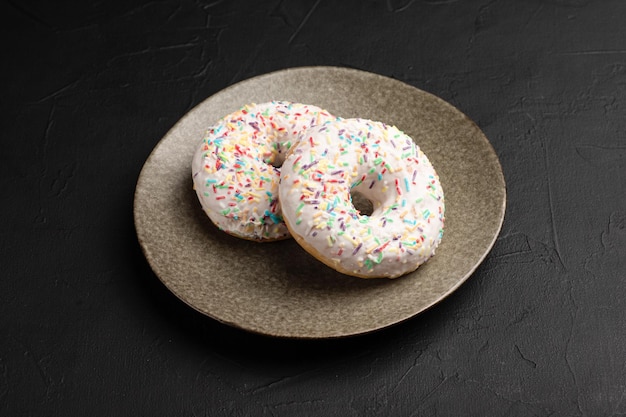 Donut donuts de postre sobre un fondo negro