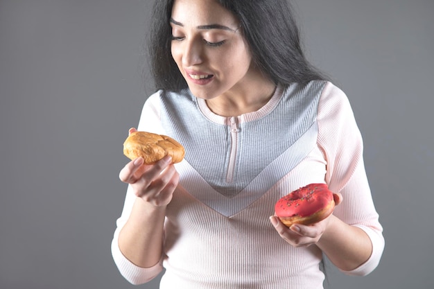 Donut e bolo de mão de mulher