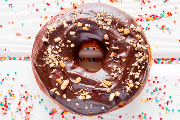 Donut em cobertura de chocolate em um fundo branco