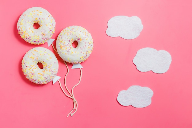 Donut em forma de balão no céu