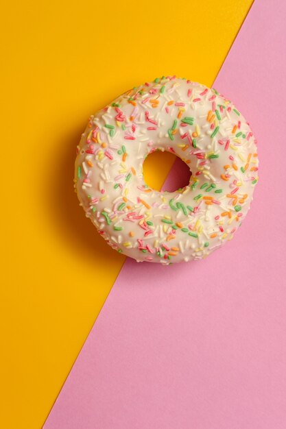 Donut em fundo rosa e amarelo