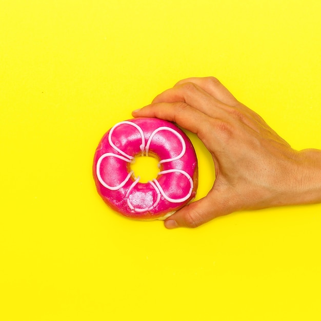 Donut em um fundo amarelo. flat lay fast food art. conceito de amante de donuts