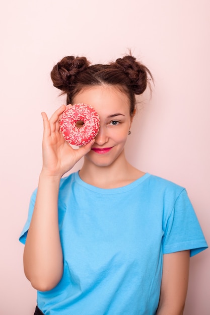 Donut de explotación joven feliz