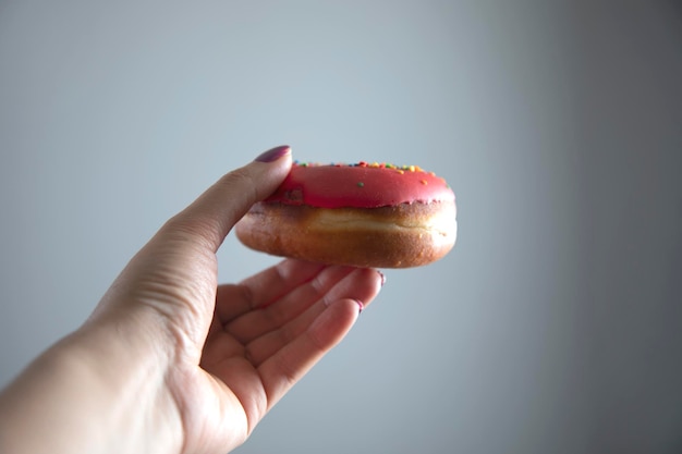 Donut de explotación de mano de mujer