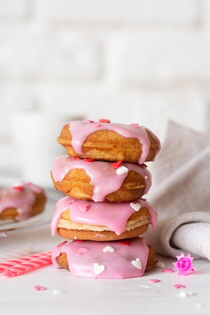 Donut en forma de corazón con glaseado de fresa concepto del día de San Valentín