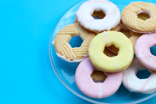 Donut de forma de galleta en placa de vidrio