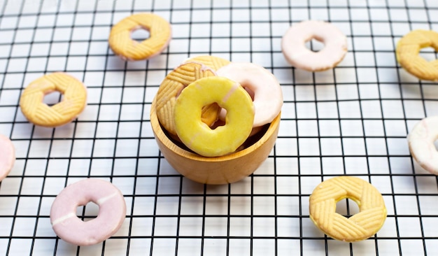 Donut con forma de galleta en una rejilla de enfriamiento de metal