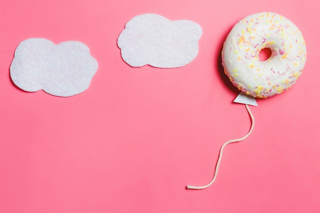 Donut en forma de globo en el cielo con nubes