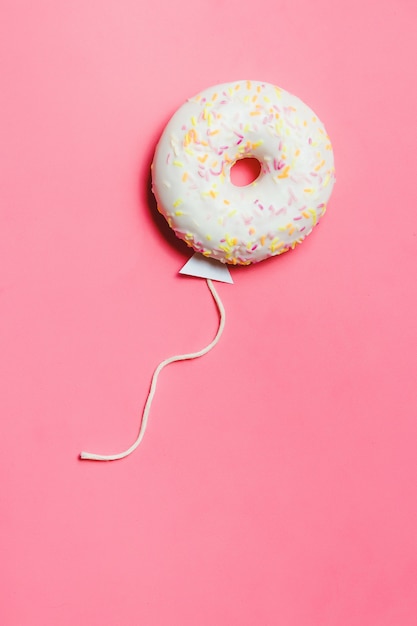 Donut en forma de globo en el cielo